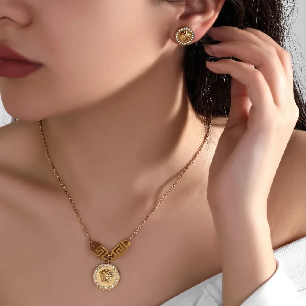نیم ست گردنبند و گوشواره زنانه مدل ورساچه Versace دور نگین کاری شده رنگ طلایی جنس استیل ضد حساسیت رنگ ثابت کد zmp