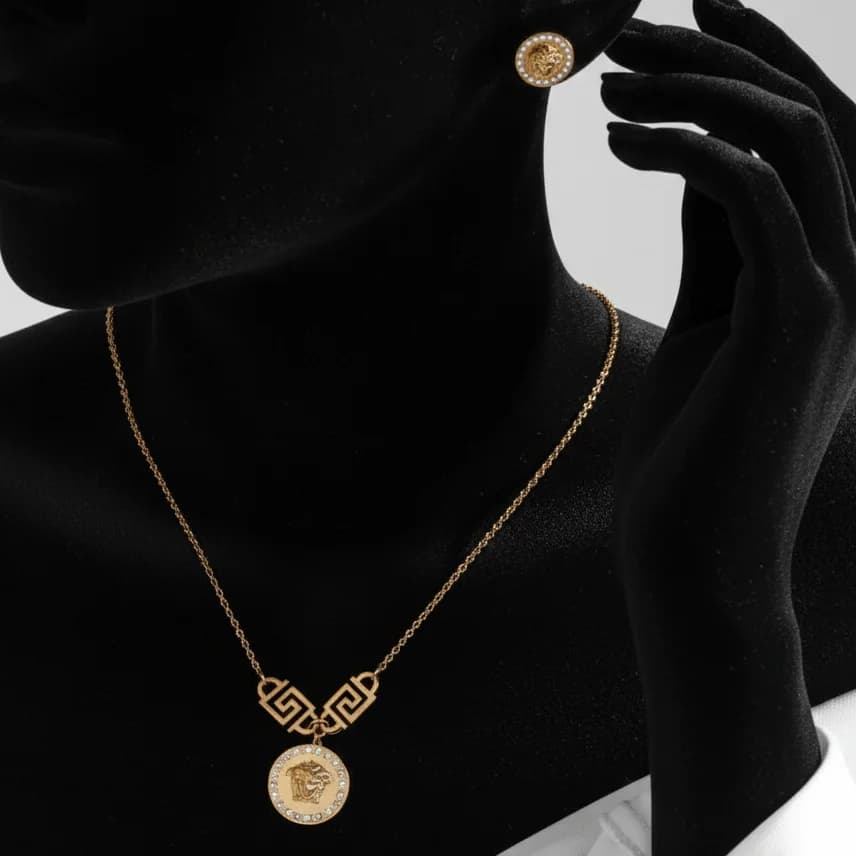 نیم ست گردنبند و گوشواره زنانه مدل ورساچه Versace دور نگین کاری شده رنگ طلایی جنس استیل ضد حساسیت رنگ ثابت کد zmp — تصویر ۲