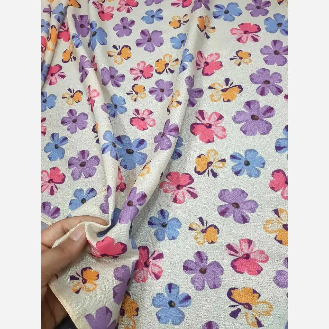 روسری نخ کاستوم طرح گل کاغذی قواره بزرگ 140×140 دور چرخ دوز کرم شیری — تصویر ۶