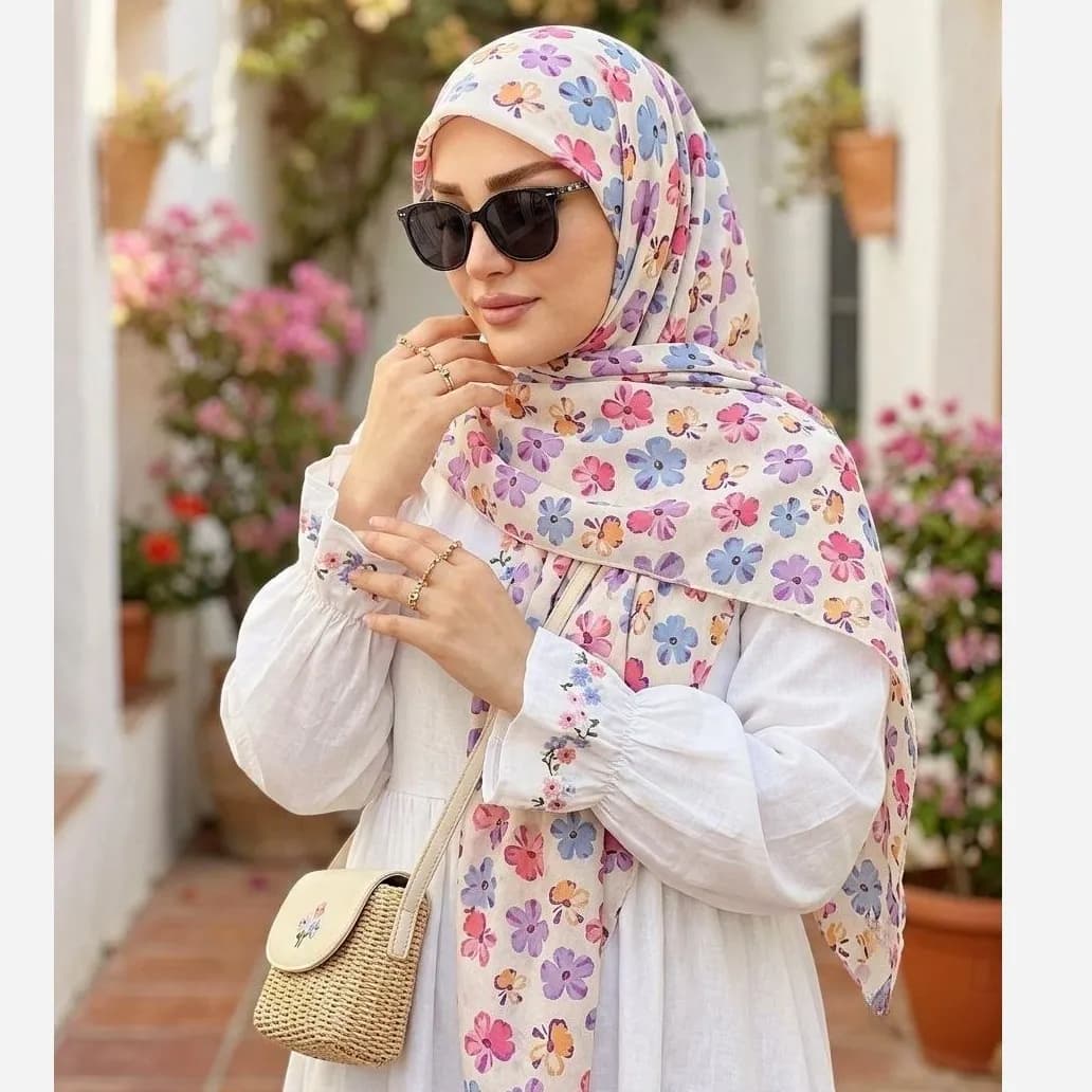 روسری نخ کاستوم طرح گل کاغذی قواره بزرگ 140×140 دور چرخ دوز کرم شیری
