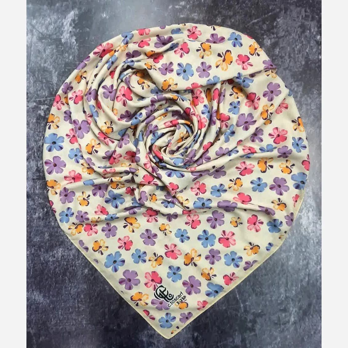 روسری نخ کاستوم طرح گل کاغذی قواره بزرگ 140×140 دور چرخ دوز کرم شیری — تصویر ۴