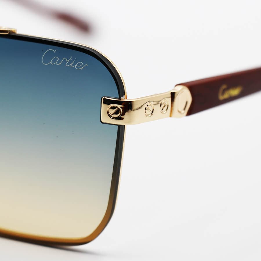 عینک آفتابی طلایی Cartier با فریم مستطیلی شکل، لنز دو رنگ هایلایت و دسته چوبی مدل 22046 — تصویر ۵