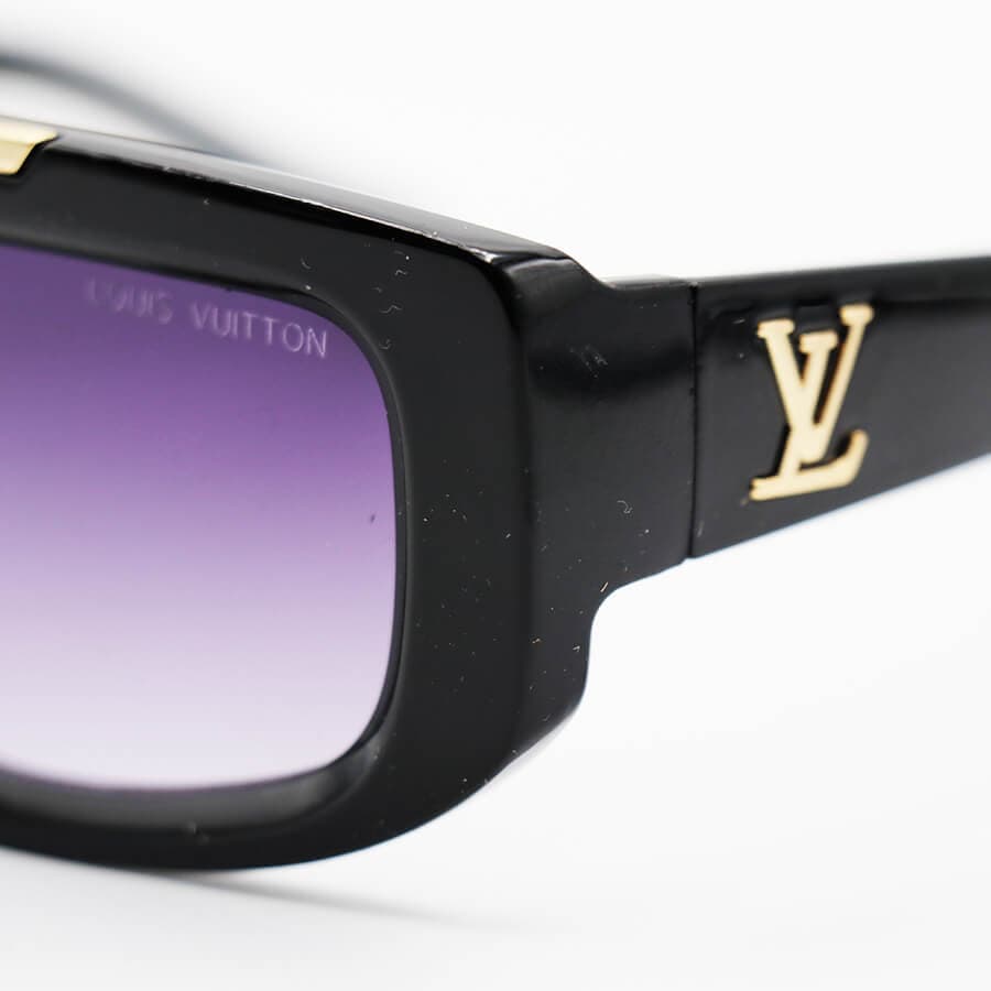 عینک آفتابی مستطیلی LOUIS VUITTON با فریم مشکی، پل طلایی رنگ و لنز دودی هایلایت مدل 8835 — تصویر ۵
