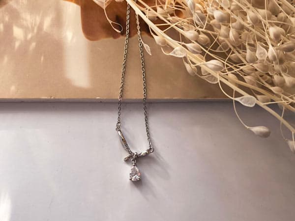 گردنبند آویز نگین اشکی نقره ای کد 10452