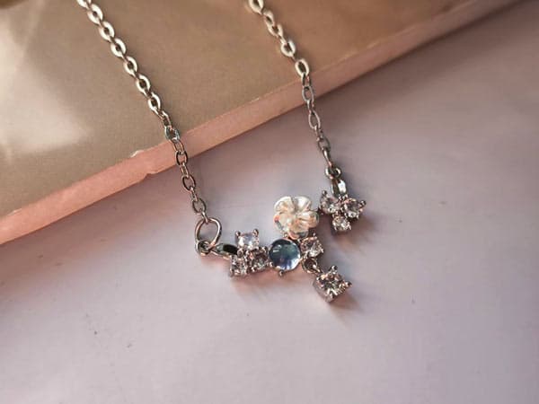 گردنبند گل نگینی نقره ای دخترانه کد 10450
