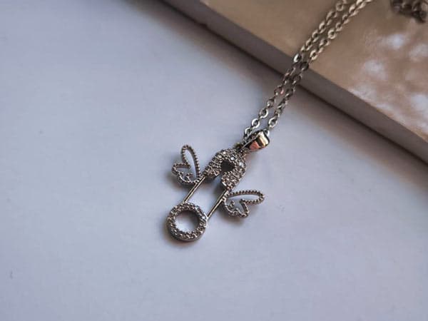 گردنبند دخترانه سنجاق نقره ای نگینی کد 10439 — تصویر ۴