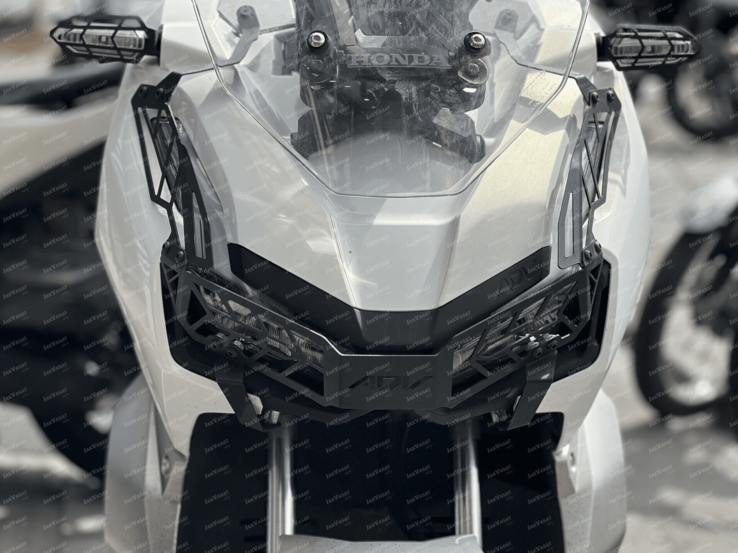 محافظ چراغ جلو فلزی / HONDA ADV150 ADV160 / کد 201117 — تصویر ۴