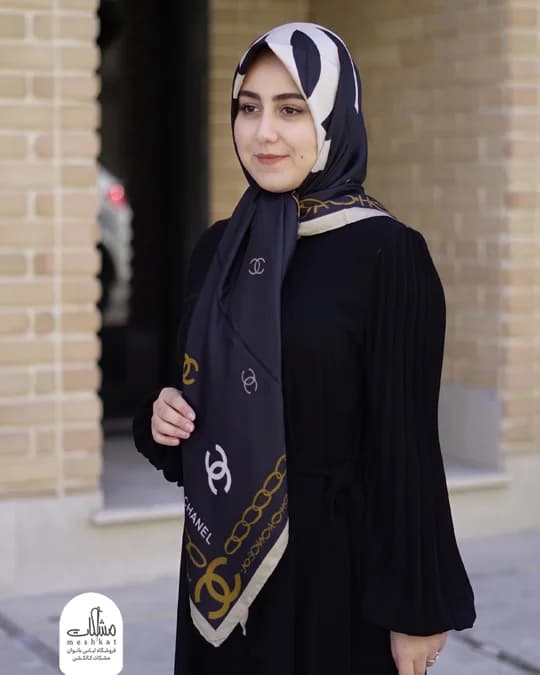 روسری ابریشم توییل وارداتی طرح چنل — تصویر ۳