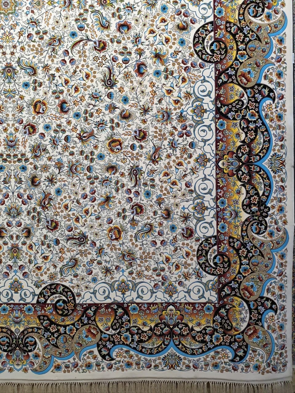 فرش ۱۲۰۰ شانه نقشه می گل زمینه کرم — تصویر ۳
