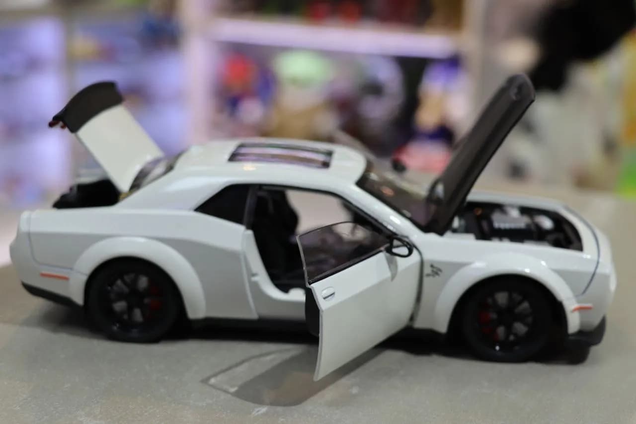 ماشین فلزی دوج چلنجر SRT Hellcat سفید — تصویر ۲