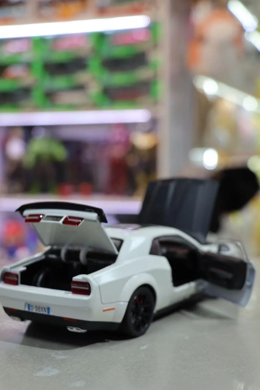 ماشین فلزی دوج چلنجر SRT Hellcat سفید — تصویر ۳