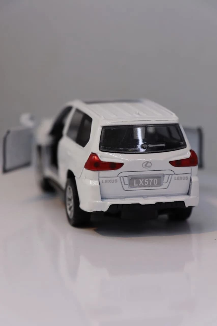ماشين فلزي لکسوس LX570 سفید — تصویر ۳