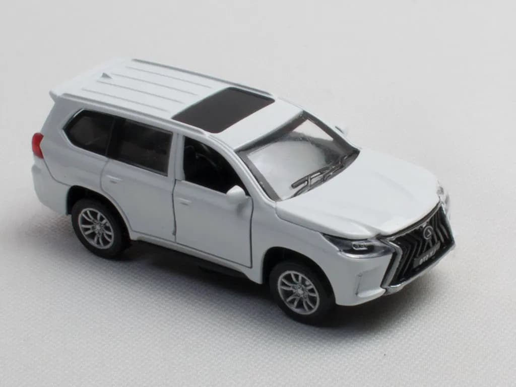 ماشين فلزي لکسوس LX570 سفید — تصویر ۵