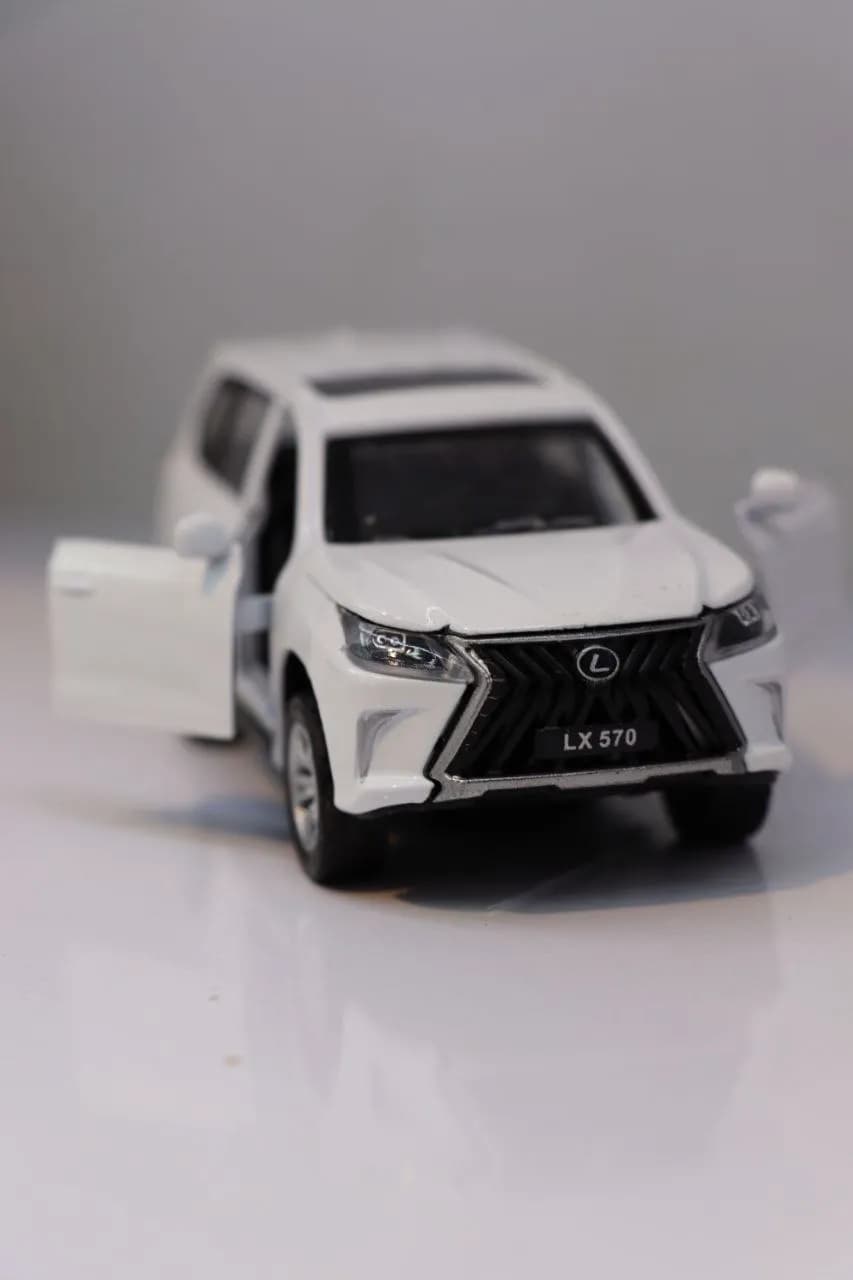 ماشين فلزي لکسوس LX570 سفید