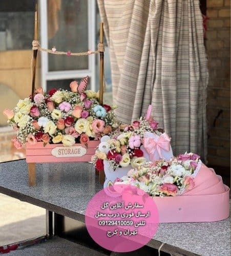 دسته گل و بادکنک برای نوزاد پسر در بیمارستان