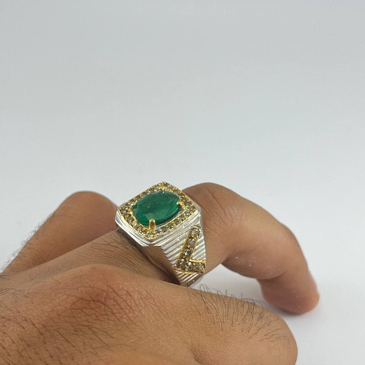 انگشتر نقره دستساز زمرد زامبیا و مخراج 40 الماس طبیعی (AMP.3) — تصویر ۴