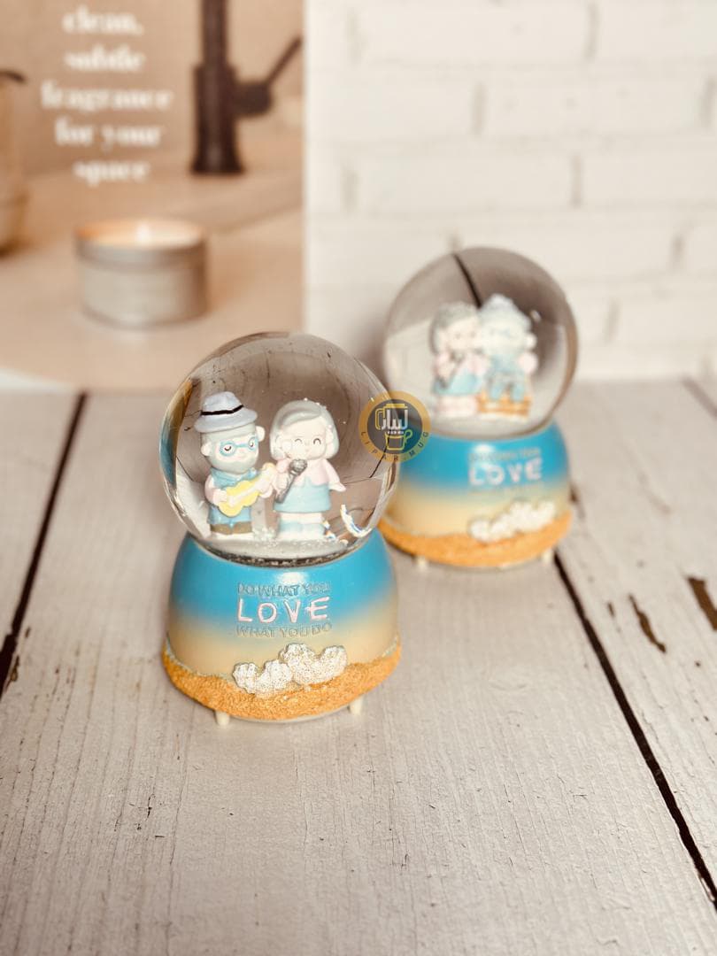 گوی موزیکال پمپی چراغدار بزرگ طرح خانم و آقای خواننده کد 6859