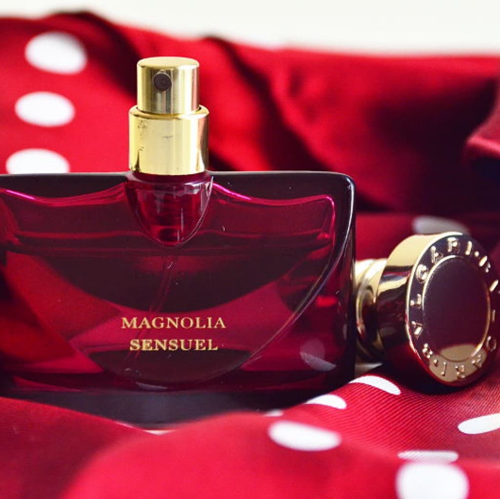 عطر ادکلن زنانه بولگاری مدل اسپلندیدا مگنولیا سنشوال Bvlgari Splendida Magnolia Sensuel حجم ۱۰۰ میلی لیتر | Bvlgari Splendida Magnolia Sensuel Eau De parfum For Women 100 ml — تصویر ۳