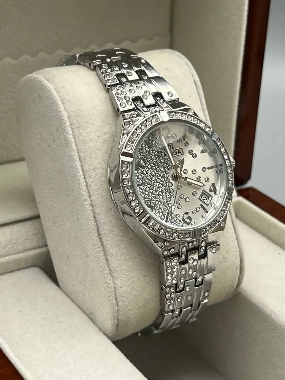 ساعت مچی زنانه یا دخترانه نگین دار (نقره ای) کد 4710 — تصویر ۲