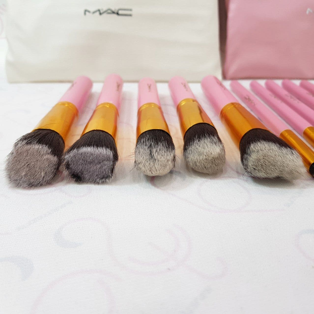 ست براش مک MAC مدل تی تی مجموعه 10 عددی همراه کیف چرمی — تصویر ۴