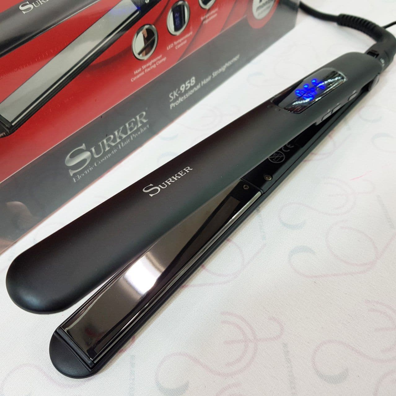 اتو مو سورکر SURKER مدل SK-958 با صفحه تمام تیتانیومی با زیره سرامیکی مخصوص کراتین — تصویر ۲