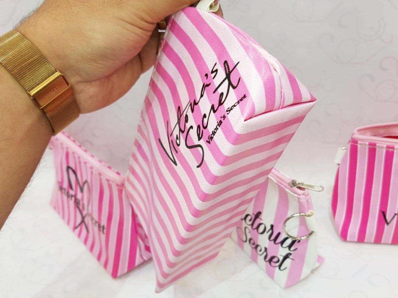 کیف آرایشی‌ طرح ویکتوریا سکرت VICTORIA’S SECRET مدل راه راه — تصویر ۴