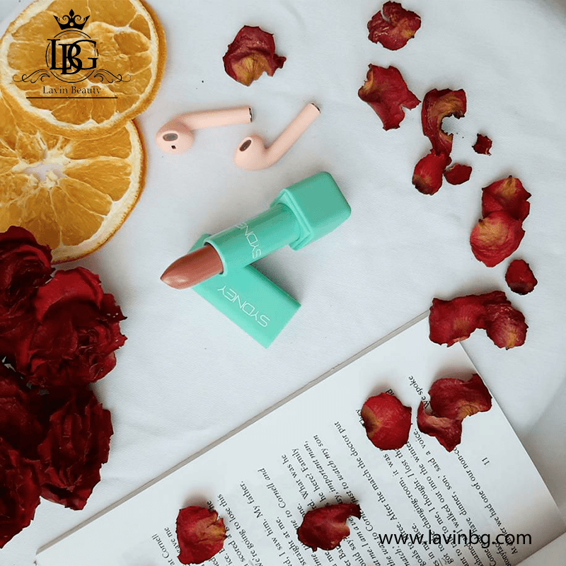 رژ لب جامد براق سیدنی مدل Satin شماره 919 حجم 6 میل – SYDNEY — تصویر ۳