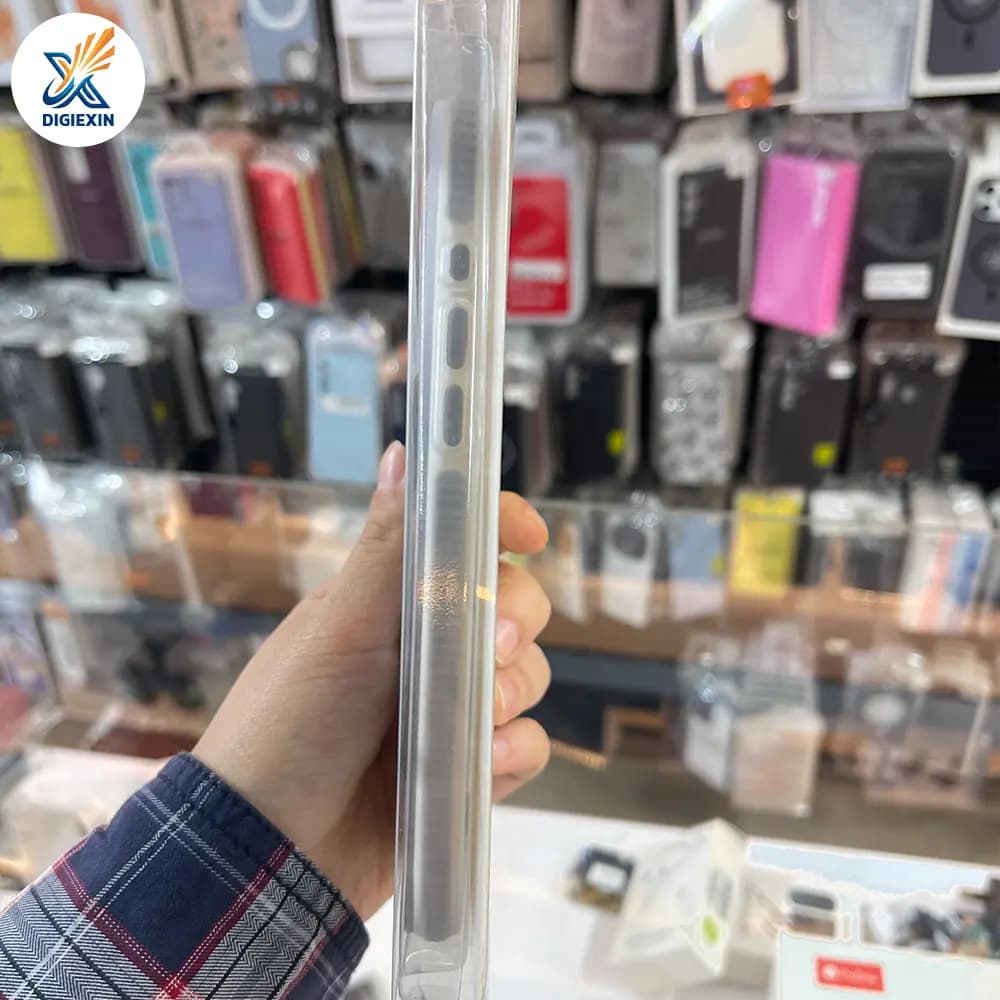 کاور مگسیف یونیک کیس مناسب برای آیفون 15 پرومکس — تصویر ۳