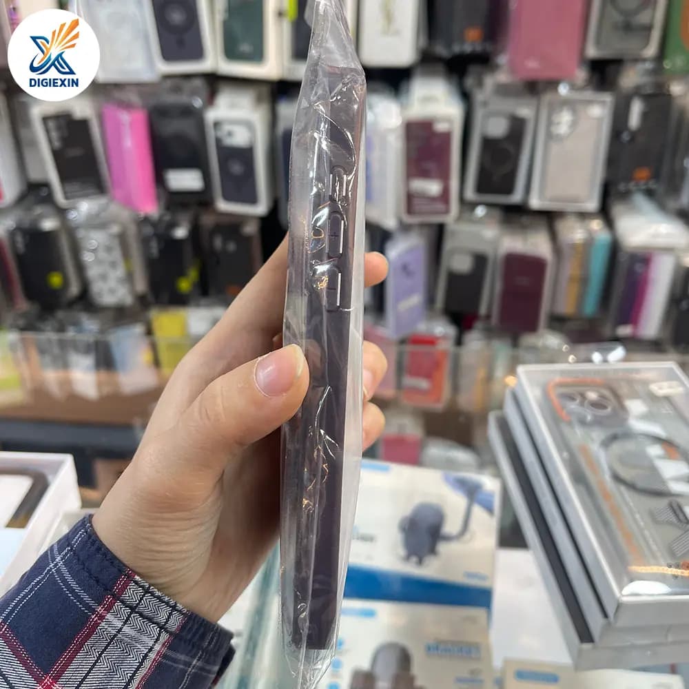کاور پلو گلدوزی طرح تدی برای آیفون 15 پرومکس — تصویر ۳