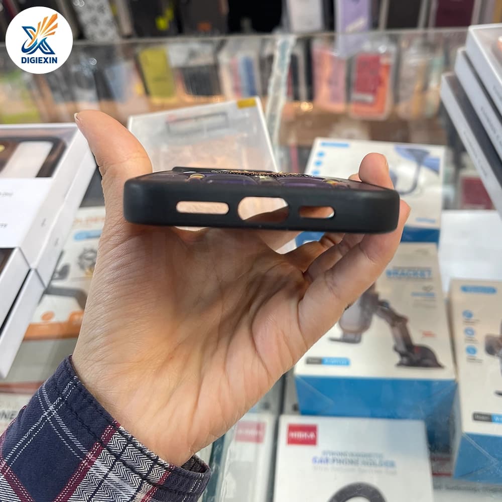 کاور UAPROTECT طرح گلدوزی مناسب برای آیفون 15 پرومکس — تصویر ۴