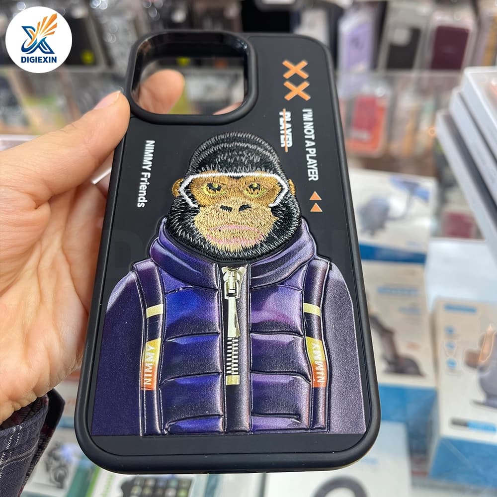 کاور UAPROTECT طرح گلدوزی مناسب برای آیفون 15 پرومکس — تصویر ۳