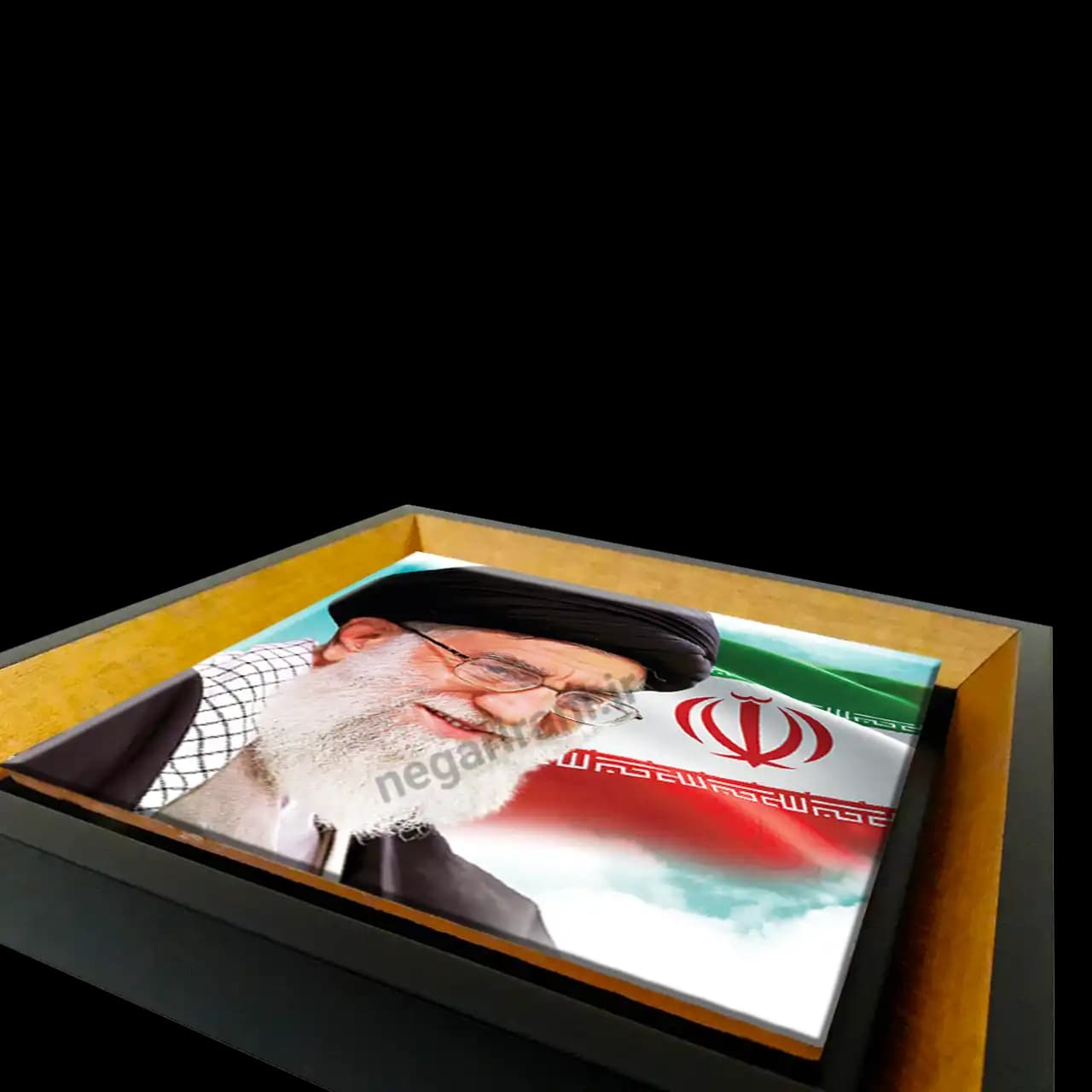 تابلو کاشی رهبر شهید با پرچم ایران مدل 2V 10 — تصویر ۳
