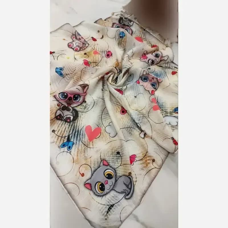 روسری ساتن دخترانه دوردوخت قواره 70 سانتی بسته دو عددی طرح فانتزی — تصویر ۴