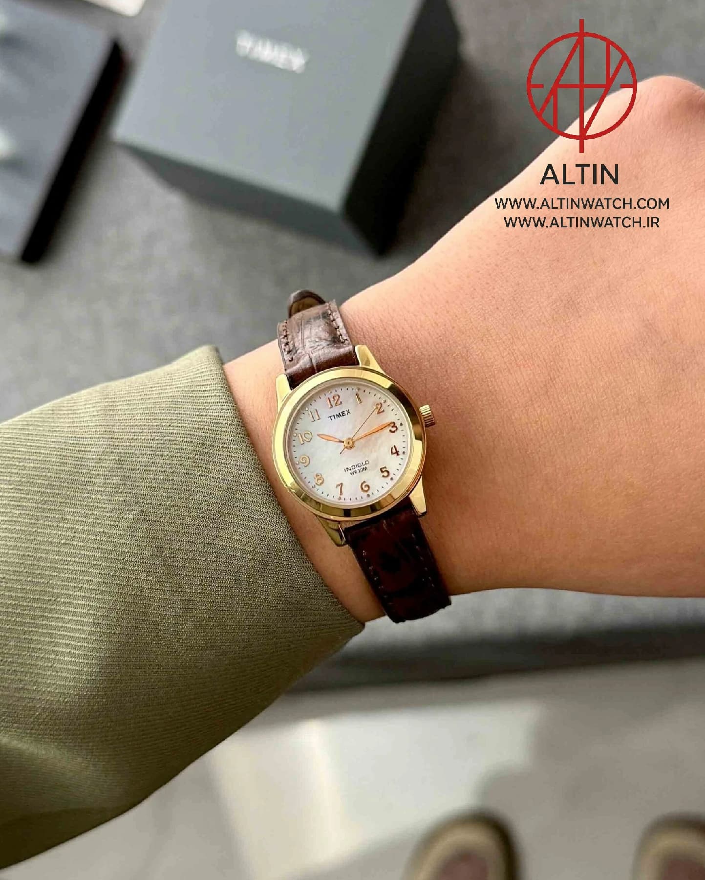 ساعت مچی زنانه تایمکس (Timex) مدل TW2R63600 (صفحه صدف، بند چرم قهوه‌ای، نور پس‌زمینه Indiglo) — تصویر ۳