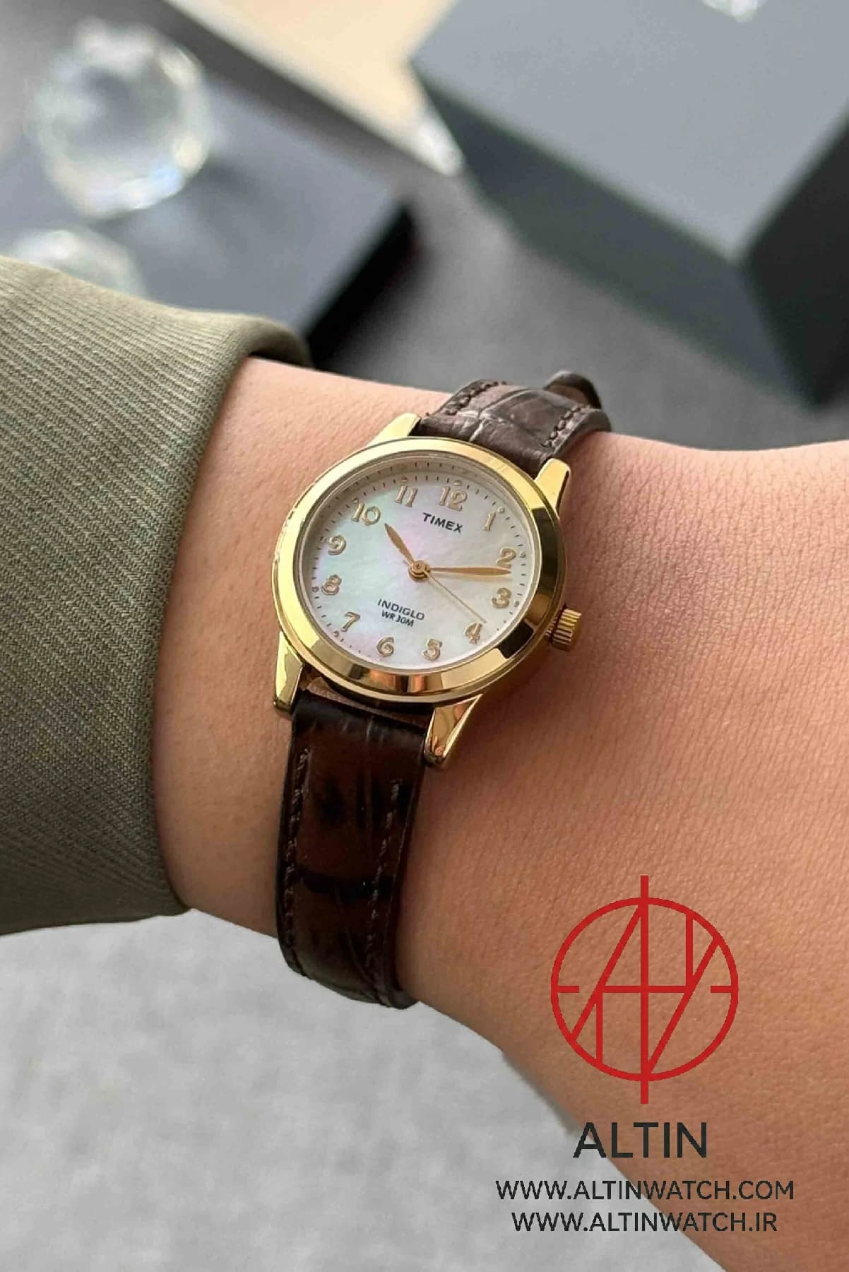 ساعت مچی زنانه تایمکس (Timex) مدل TW2R63600 (صفحه صدف، بند چرم قهوه‌ای، نور پس‌زمینه Indiglo) — تصویر ۲