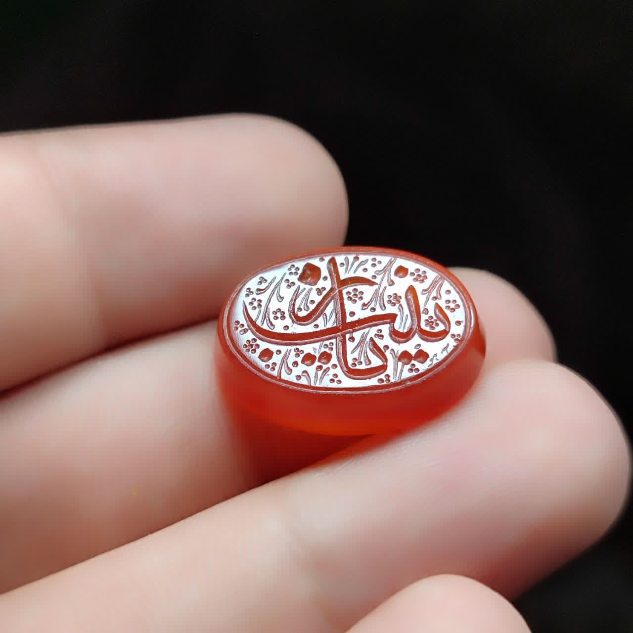 نگین عقیق قرمز حکاکی یازینب کد 6104 — تصویر ۲