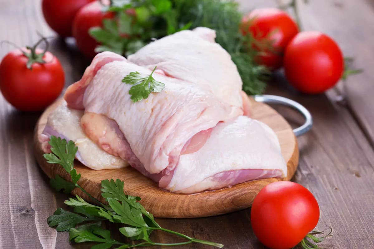 عکس استوک گوشت مرغ با سبزیجات