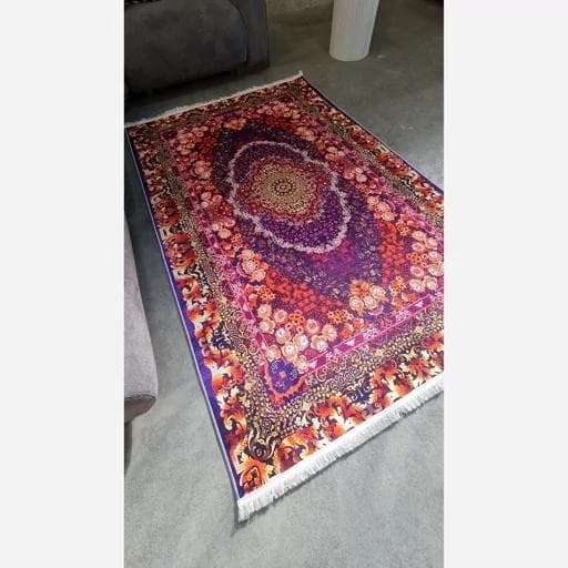 فرشینه | فرش چاپی برند حسن نیا مخمل طرح سنتی ابریشمی کد A057 (پس کرایه) — تصویر ۵