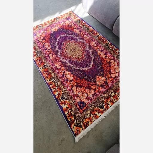 فرشینه | فرش چاپی برند حسن نیا مخمل طرح سنتی ابریشمی کد A057 (پس کرایه) — تصویر ۷