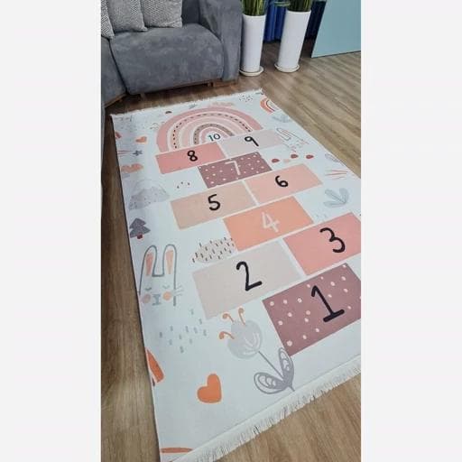 فرشینه | فرش چاپی برند حسن نیا چاپی کودک طرح لی لی هازان ترک ضد پُرز u301 (پس کرایه) — تصویر ۳