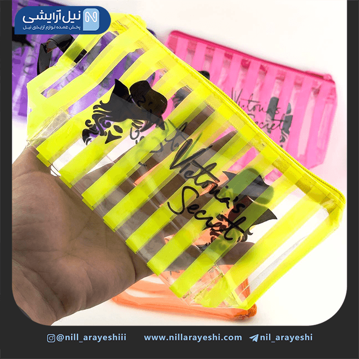 کیف آرایشی سایز بزرگ طرح ویکتوریا سکرت طلقی ( مستط یلی ) — تصویر ۴