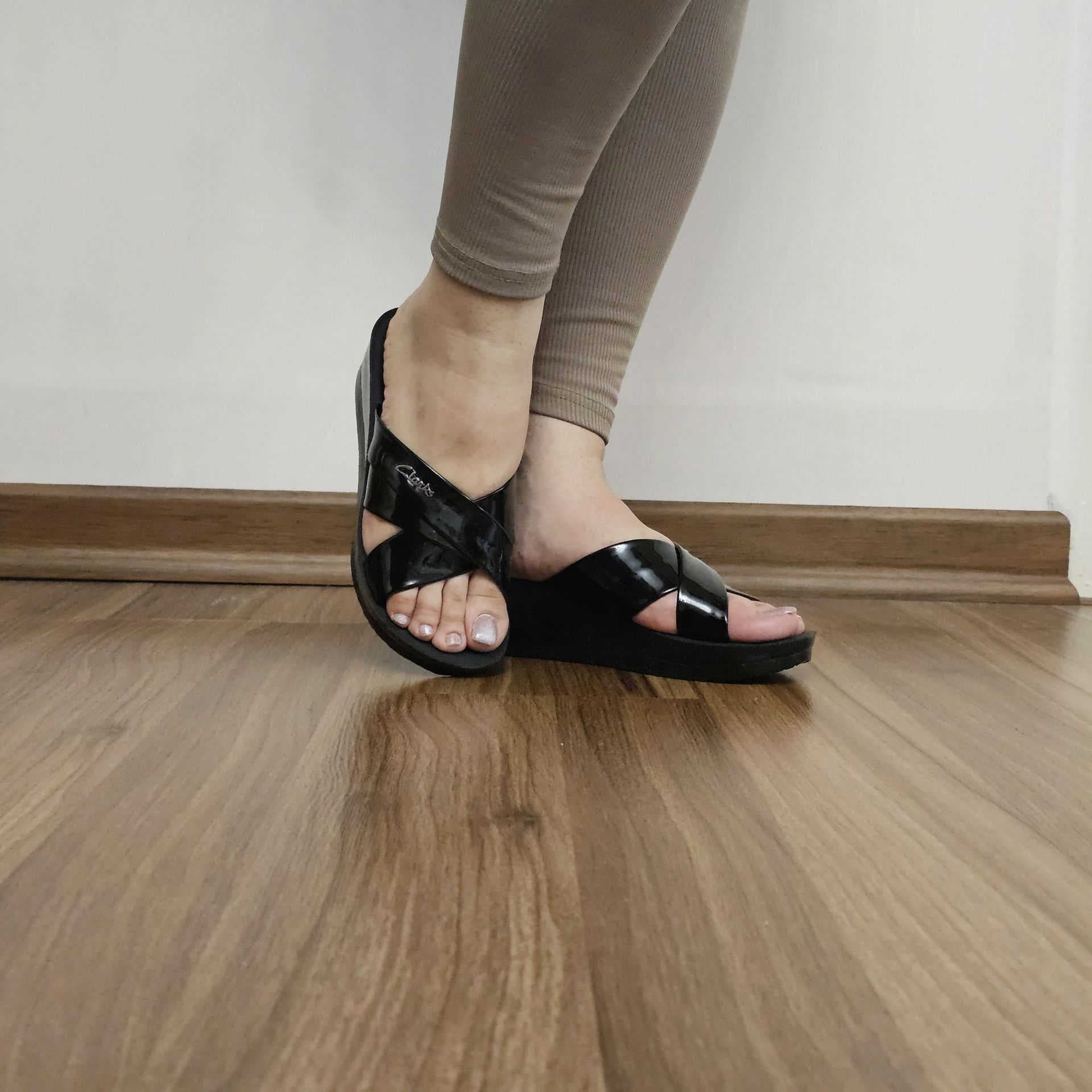 دمپایی و صندل راحتی زنانه و دخترانه مشکی ورنی،کد سارینا