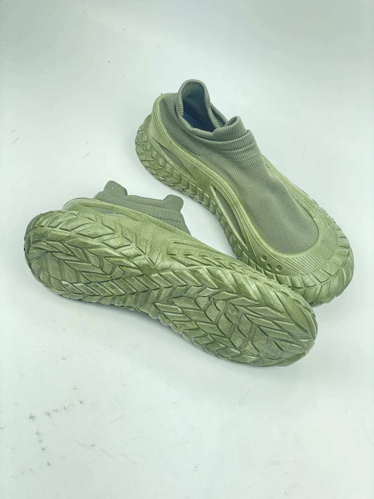 کتونی کشبافت تانکی تزریق مستقیم بالنسیاگا BALENCIAGA بی بندی سبز یکدست — تصویر ۳