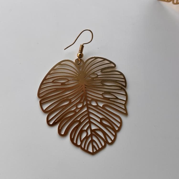 گوشواره میخی مینیمال طرح برگ — تصویر ۳