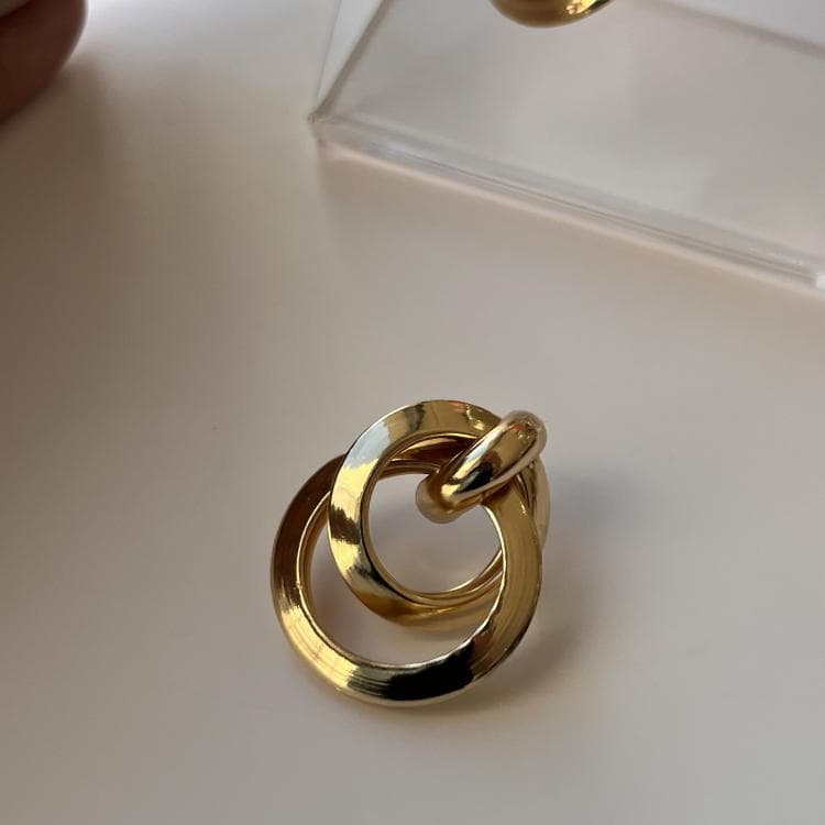 گوشواره میخی مینیمال زارا رنگ طلایی — تصویر ۳