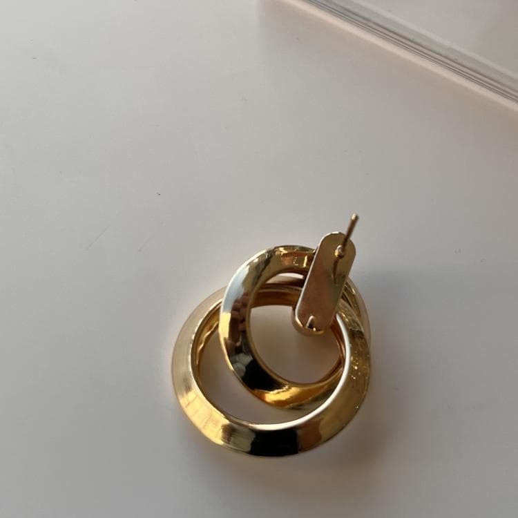 گوشواره میخی مینیمال زارا رنگ طلایی — تصویر ۴