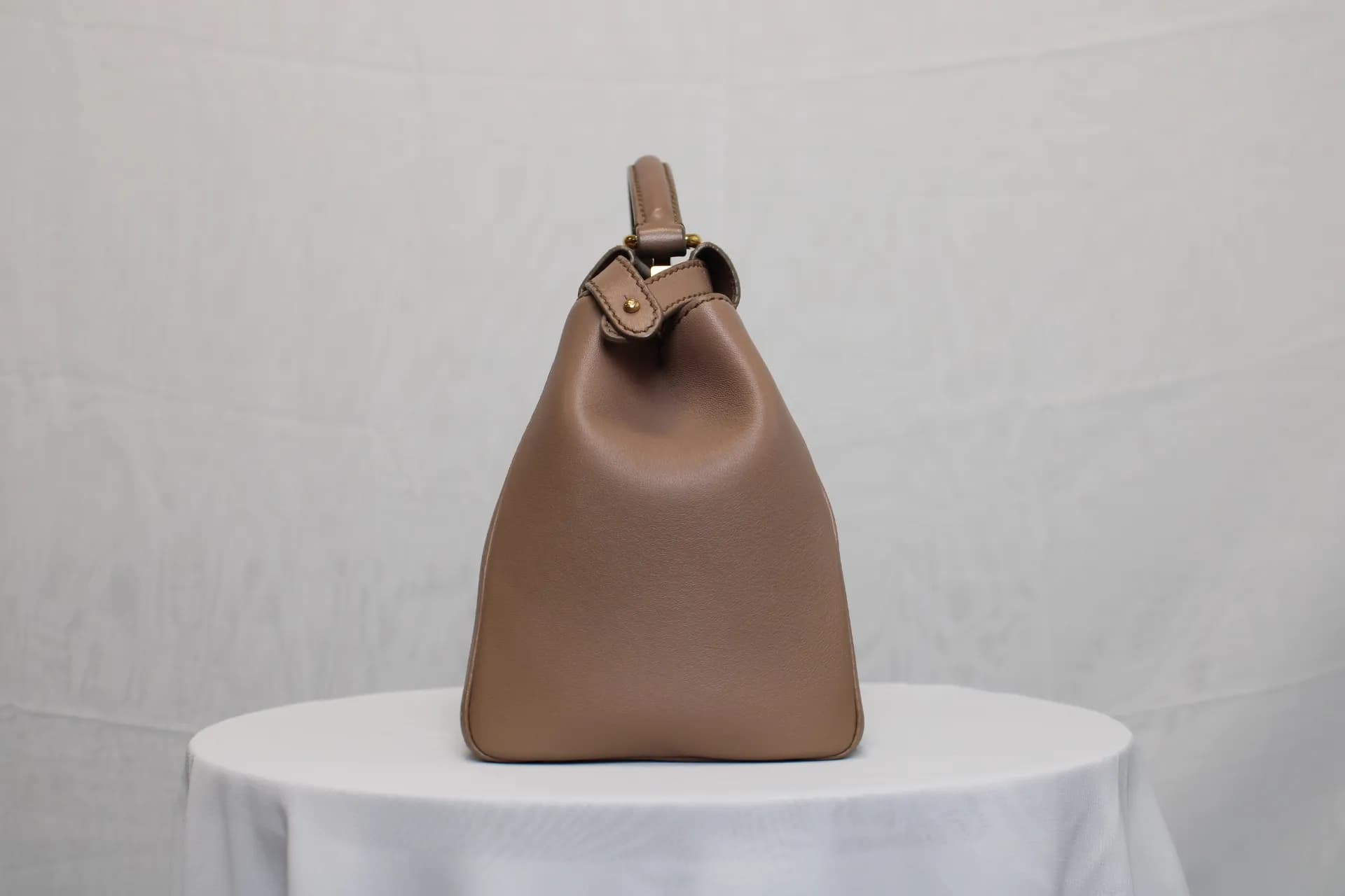 کیف دستی و دوشی زنانه Fendi مدل Mini Peekaboo — تصویر ۷