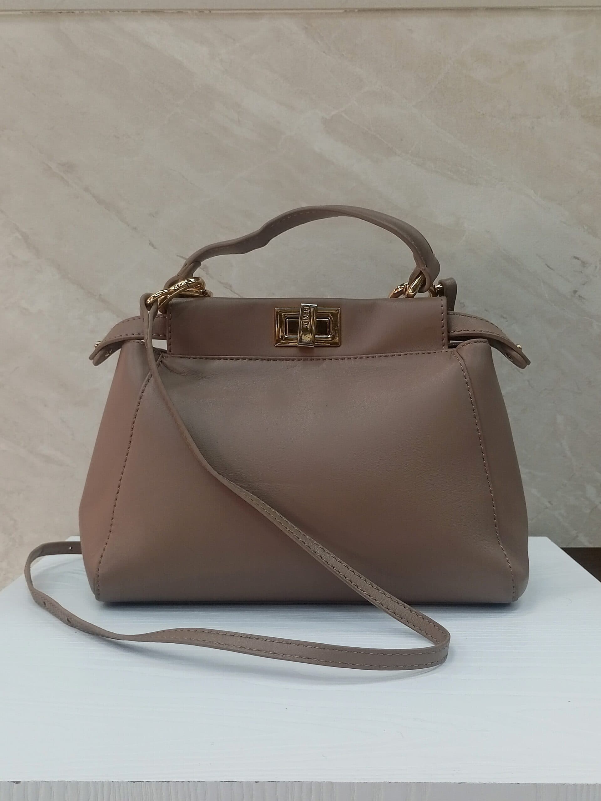 کیف دستی و دوشی زنانه Fendi مدل Mini Peekaboo — تصویر ۲