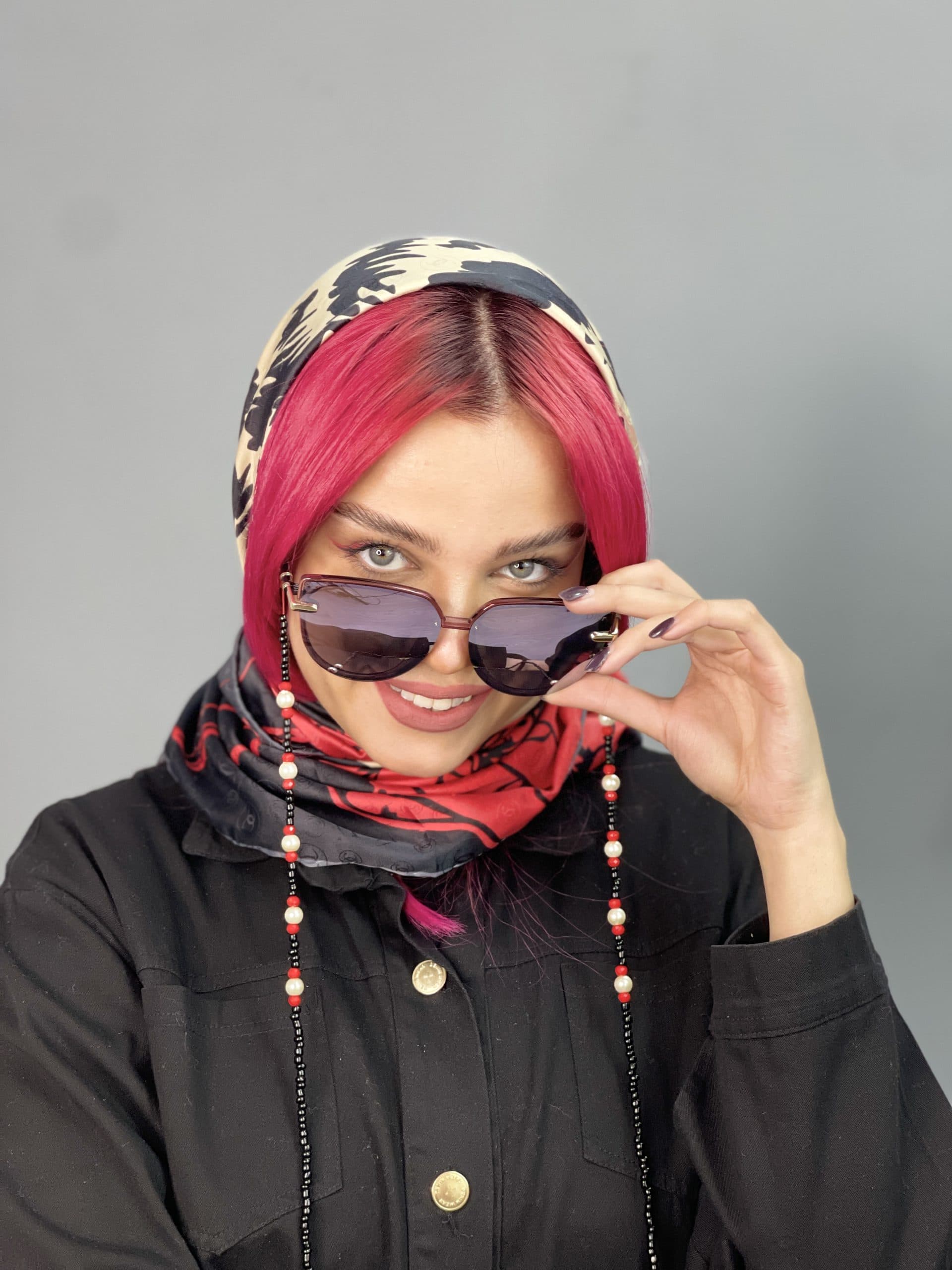 عینک آفتابی بنفش زنانه برند دیور گربه ای یووی ۴۰۰ پلاریزه — تصویر ۴