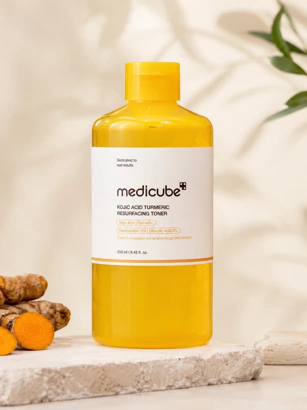 تونر کوجیک اسید ضد لک و روشن کننده مدیکیوب مدل Medicube Kojic Acid Turmeric Toner حجم ۲۵۰ میلی‌لیتر — تصویر ۲
